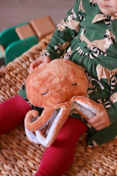 Plyov chobotnica s levanduovm vankom pre lep spnok Kaloo Petit Calme